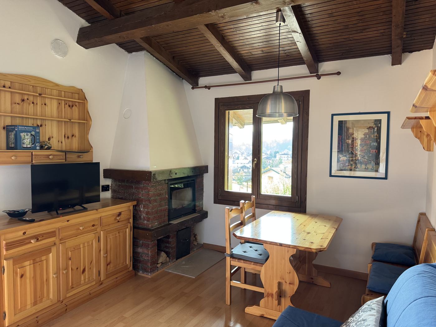 Soggiorno con caminetto, Appartamento Capriolo